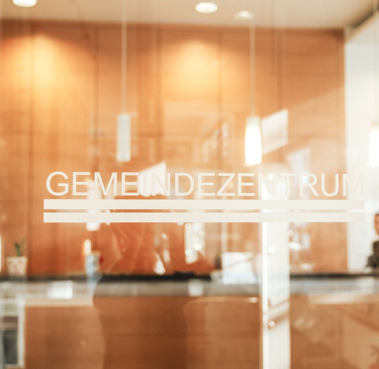 Bild enthält, Lighting, Door, Indoors, Interior Design, Furniture, Table, Face, Head, Person