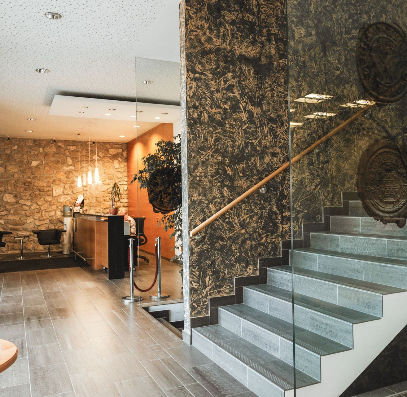 Bild enthält, Indoors, Interior Design, Building, Foyer, House, Housing, Staircase, Living Room, Room, Person
