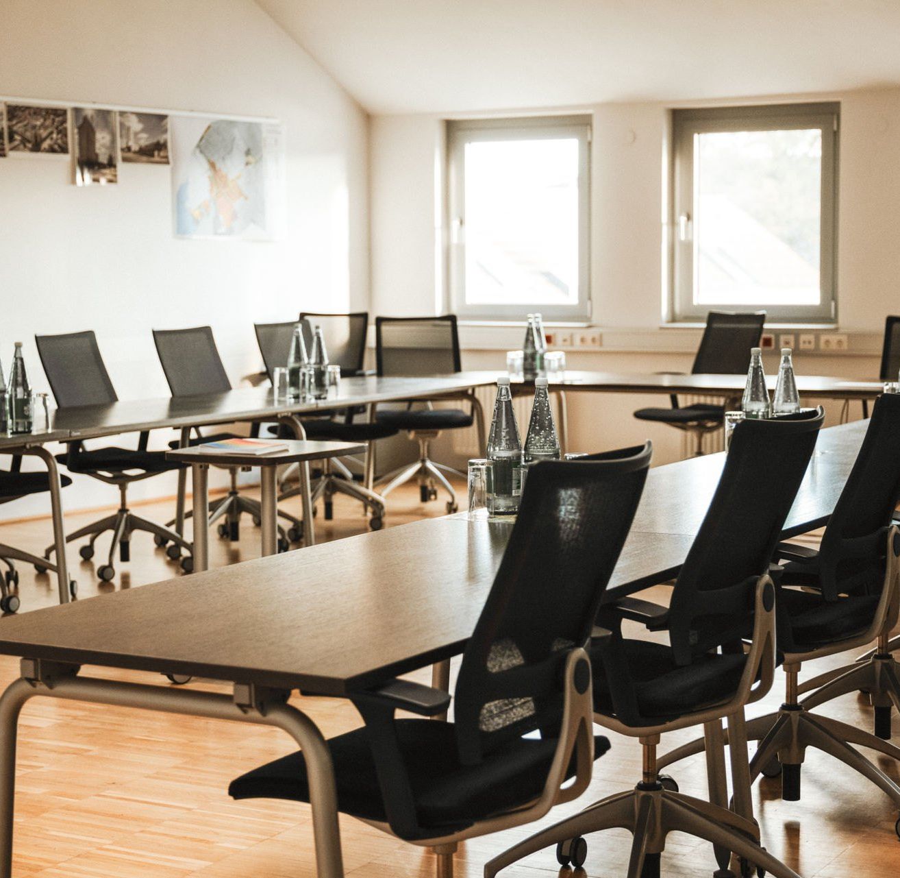 Bild enthält, Indoors, Interior Design, Office, Chair, Furniture, Meeting Room, Room, Table, Tabletop