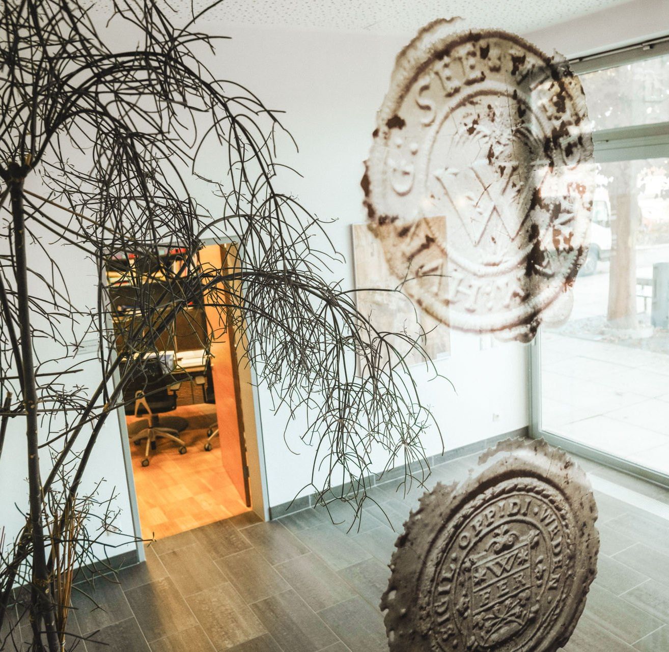 Bild enthält, Floor, Indoors, Door, Interior Design, Architecture, Building, Foyer