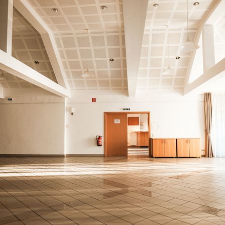 Bild enthält, Floor, Flooring, Indoors, Interior Design, Architecture, Building, Foyer