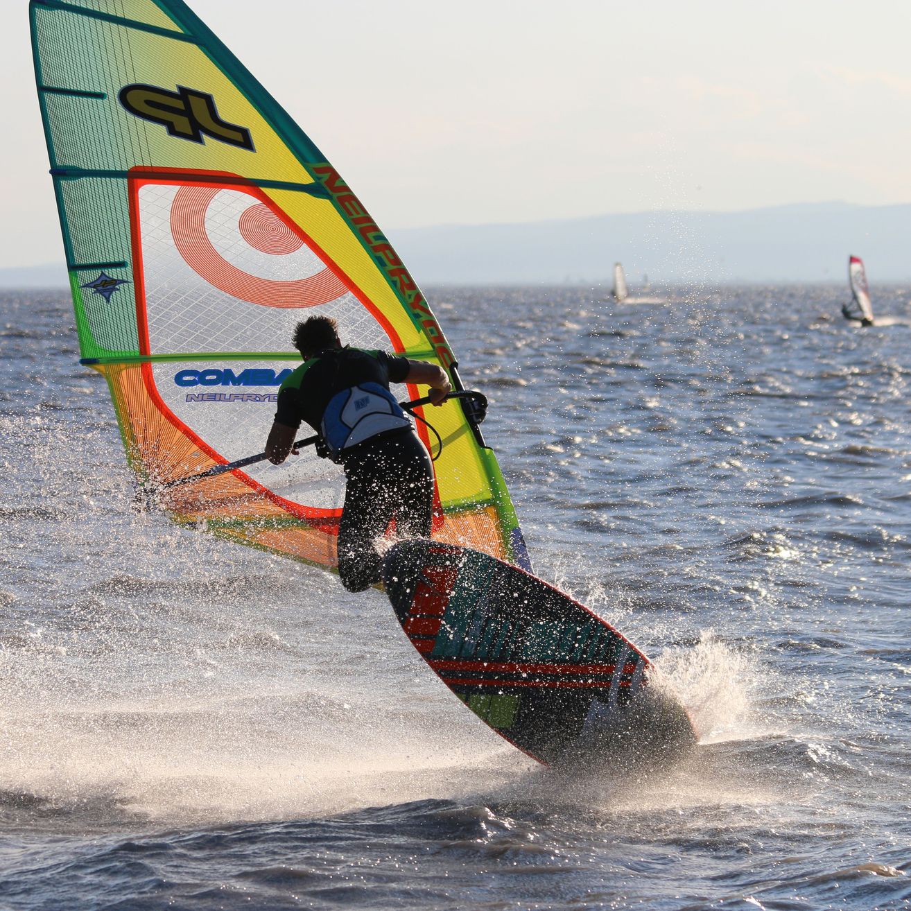 Bild enthält, Nature, Outdoors, Sea, Water, Sea Waves, Sport, Surfing, Person, Boat, Vehicle