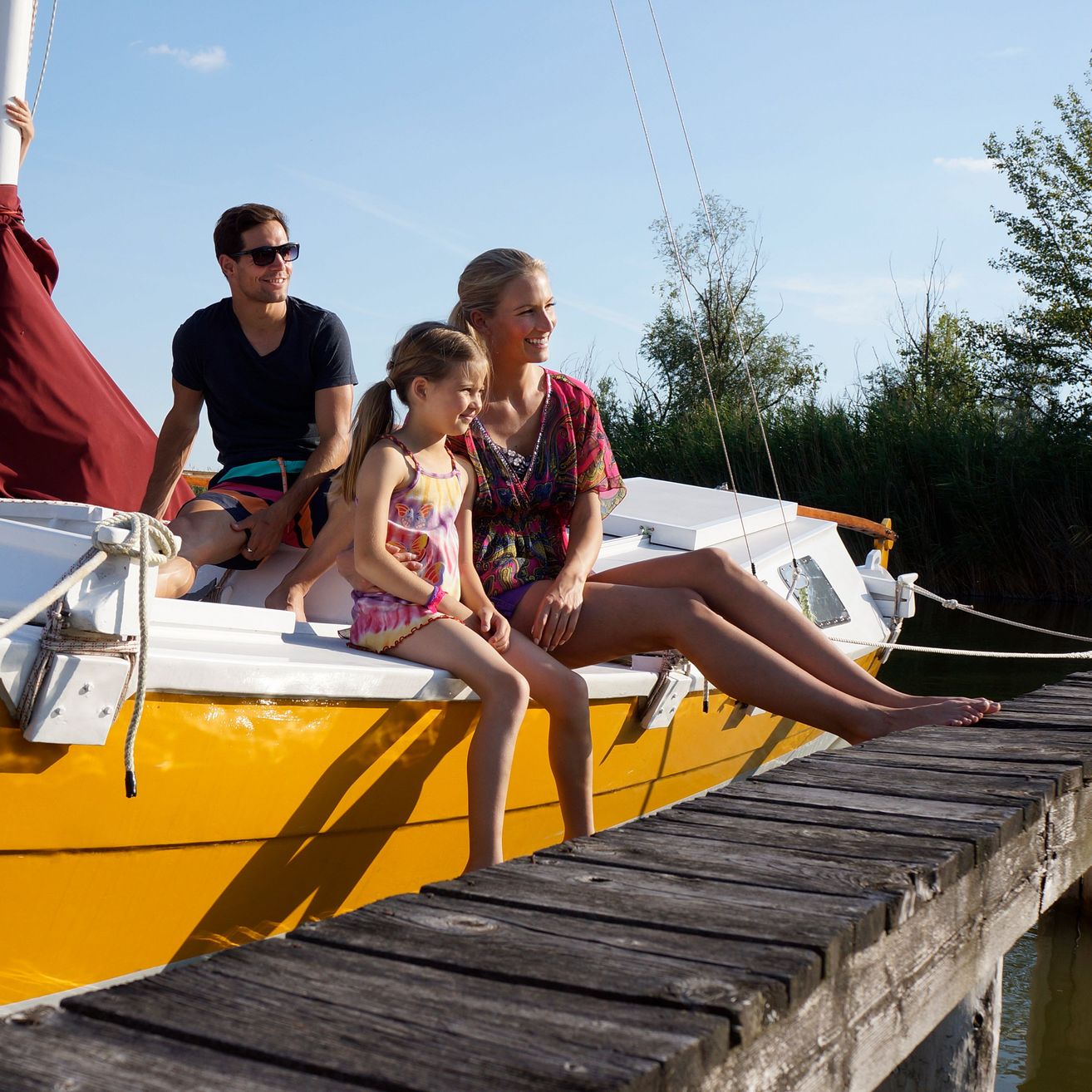 Bild enthält, Water, Waterfront, Port, Pier, Watercraft, Adult, Male, Man, Person, Child