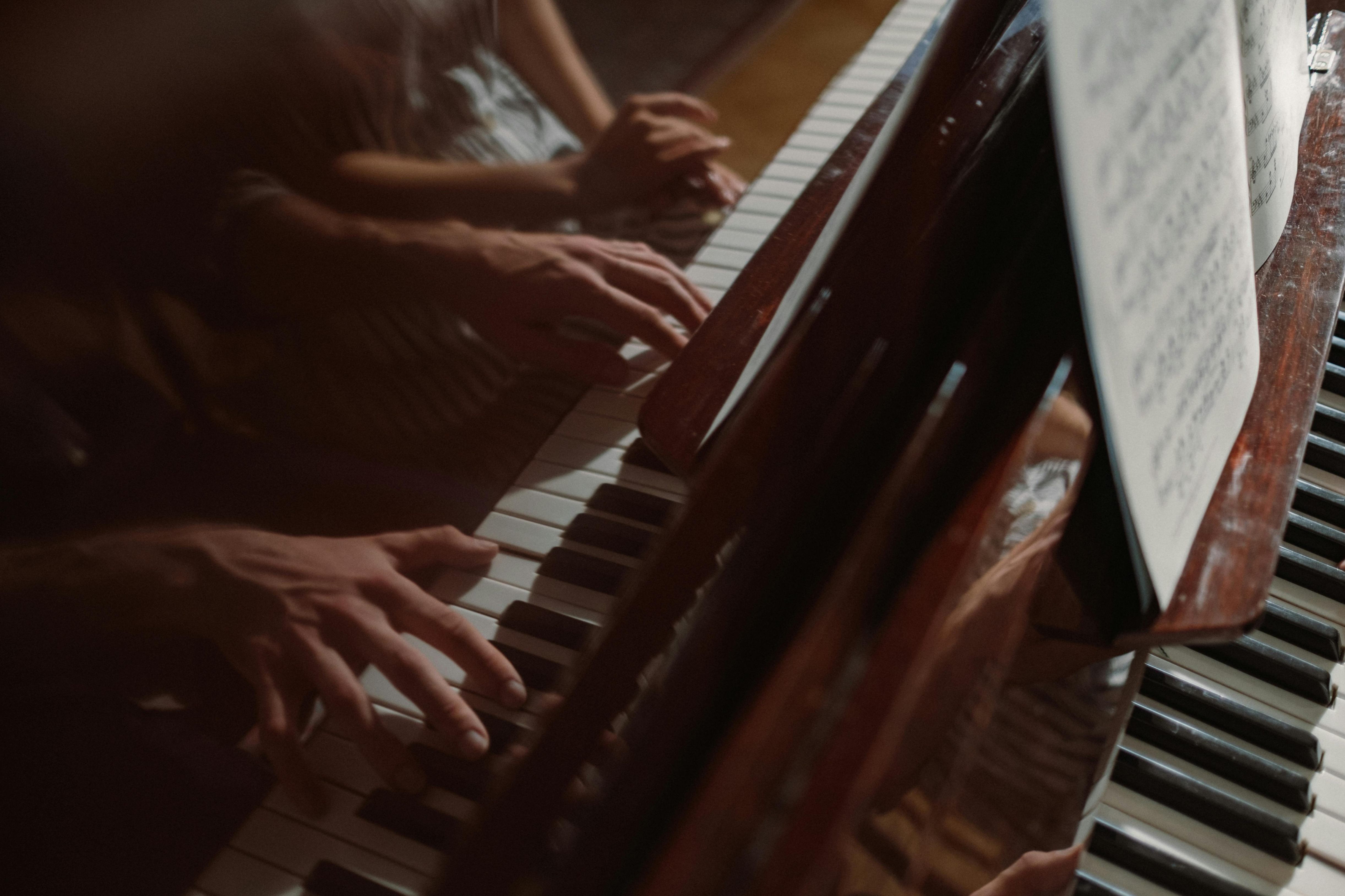 Bild enthält, Keyboard, Musical Instrument, Piano, Person, Grand Piano, Leisure Activities, Music, Musician, Performer, Pianist