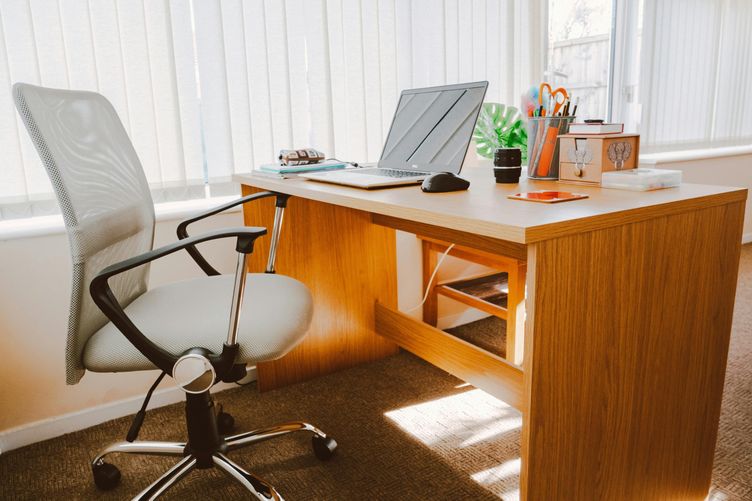 Bild enthält, Furniture, Table, Indoors, Chair, Desk, Computer, Laptop, Office, Monitor, Office Chair