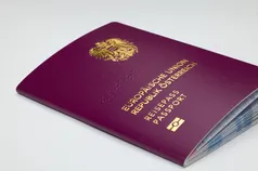 Ein lilafarbener Reisepass der Republik Österreich, mit einem goldenen Adleremblem und dem Text 'Republik Osterreich' und 'Reisepass'.