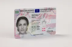 Ein österreichischer Ausweis zeigt ein Foto von Maria, geboren am 31. Dezember 2000. Der Ausweis enthält Angaben wie Dokumentennummer, Nationalität und Ablaufdatum.