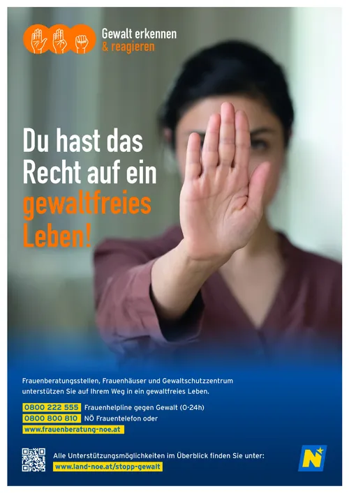 Ein Poster zeigt eine Frau, die mit ihrer Hand ein Stopp-Zeichen macht. Der Text lautet 'Du hast das Recht auf ein gewaltfreies Leben!' Darunter sind Kontaktinformationen für Frauenberatungsstellen angegeben.