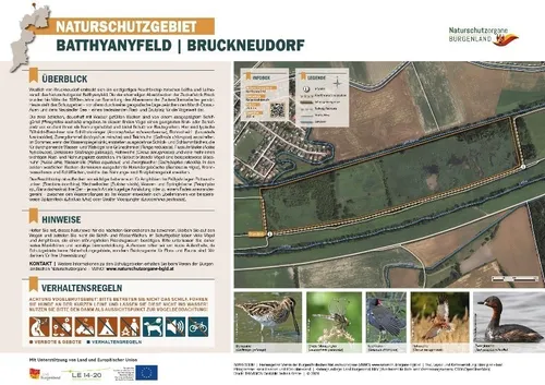 Eine Karte eines Naturschutzgebiets mit dem Titel 'Naturschutzgebiet Bathyanyfeld Bruckneudorf' mit einer Luftaufnahme des Reservats, einem Infokasten, einer Legende und einer Liste der Verhaltensregeln.