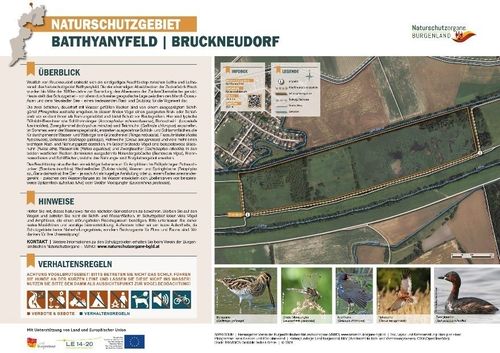 Eine Karte eines Naturschutzgebiets mit dem Titel 'Naturschutzgebiet Bathyanyfeld Bruckneudorf' mit einer Luftaufnahme des Reservats, einem Infokasten, einer Legende und einer Liste der Verhaltensregeln.