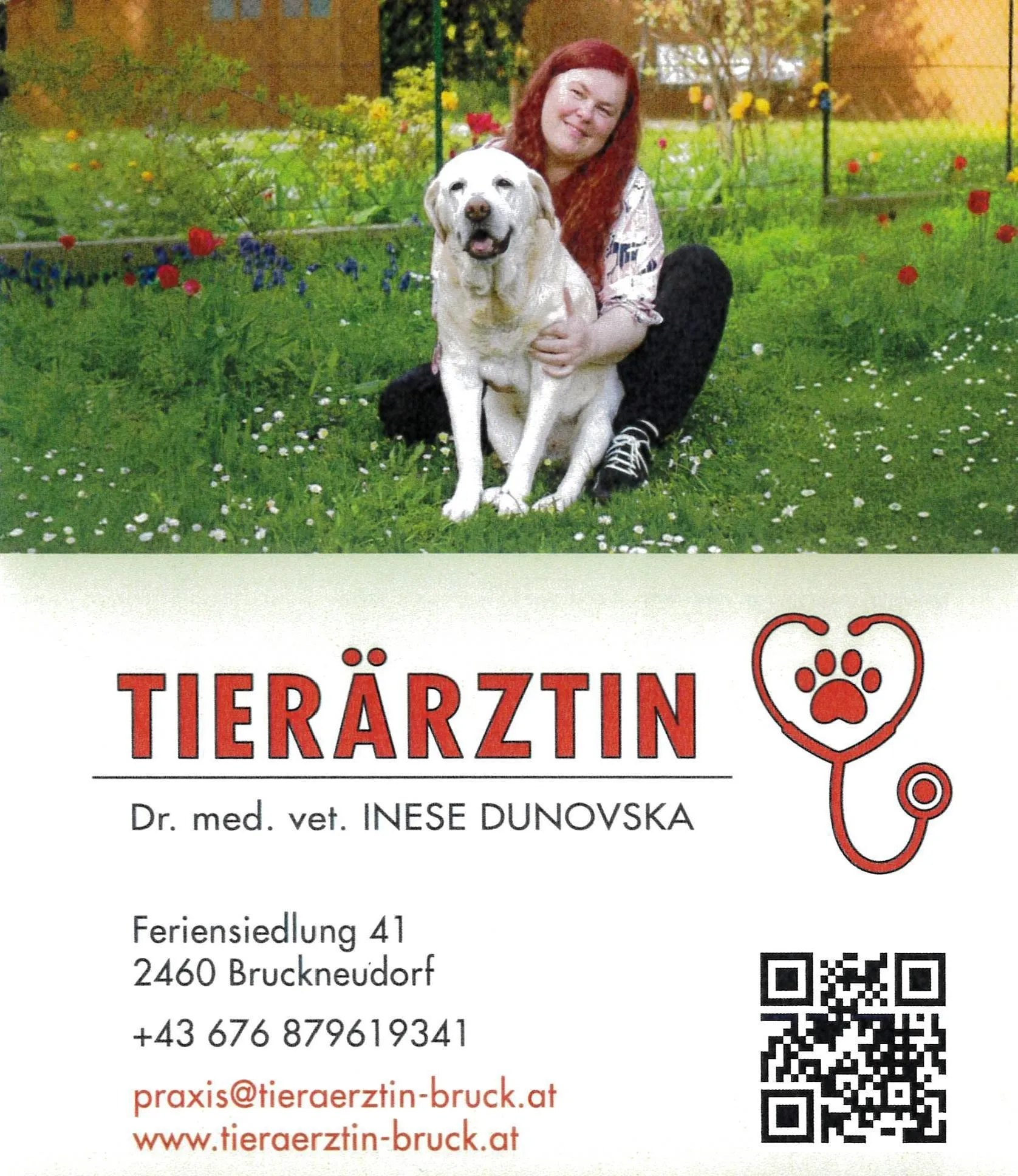 Eine lächelnde Frau mit roten Haaren hält einen weißen Hund in einem Garten mit Blumen. Unten befindet sich die Visitenkarte einer Tierärztin für Dr. med. vet. Inese Dunovska, einschließlich Adresse, Telefonnummer und QR-Code.