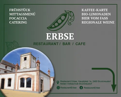 Eine Werbung für das Erbse Restaurant und Café zeigt ein altes Gebäude mit Kaffee, Bio-Limonaden, Bier vom Fass und regionalen Weinen. Adresse: Hauptplatz 1a, 2460 Bruckneudorf. Sozialmedia-Icons sind vorhanden.