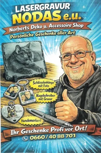 Ein Poster mit einem lächelnden Mann mit Brille. Darunter sind verschiedene Produkte wie Schlüsselanhänger und ein Stift. Es steht 'Lasergravur Nodas e.u. Norberts Deko u. Accessoire Shop'. Das Poster ist blau und hat verschiedene Gegenstände auf einem Holztisch.