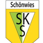 Ein gelbes und weißes Schild mit dem Text 'Schönwies' oben und 'SKS' in der Mitte in einem grünen Dreieck.