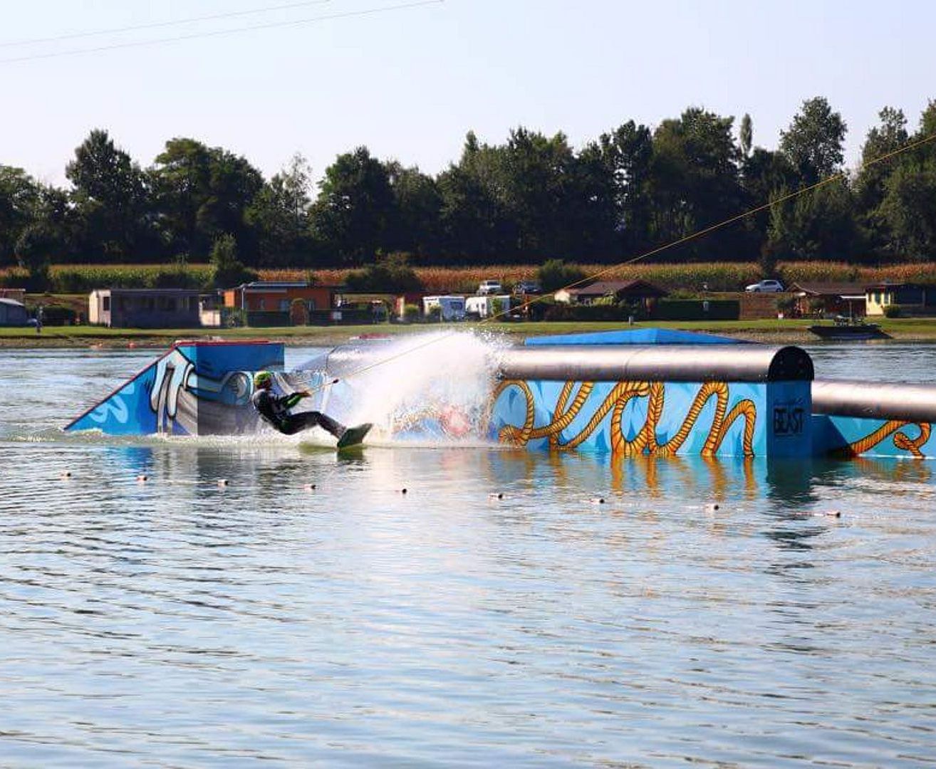 Bild enthält, Water, Water Sports, Adult, Male, Man, Person, Boat, Vehicle, Water Skiing, Car
