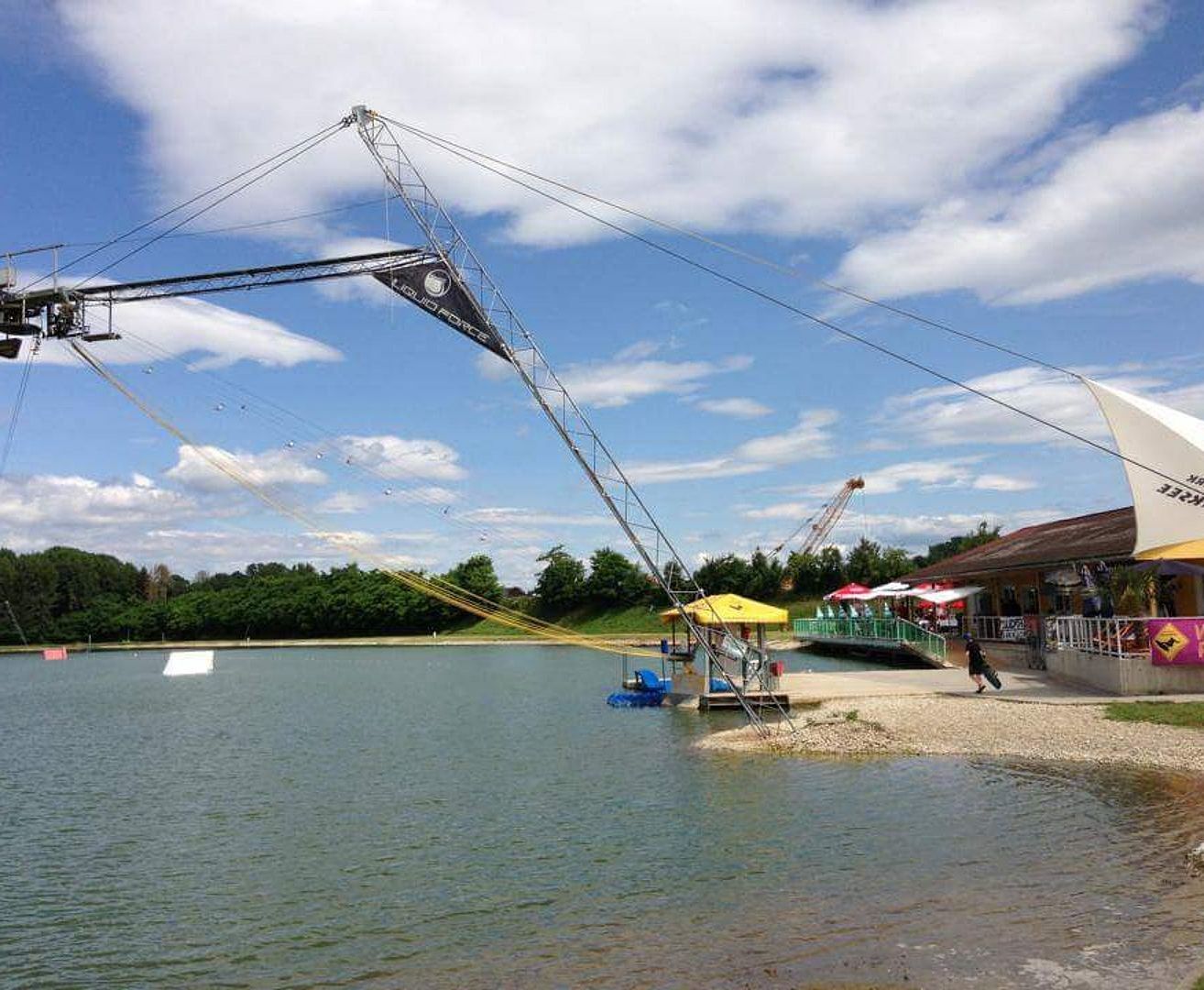 Bild enthält, Boat, Sailboat, Watercraft, Nature, Outdoors, Scenery, Water, Waterfront, Construction, Construction Crane