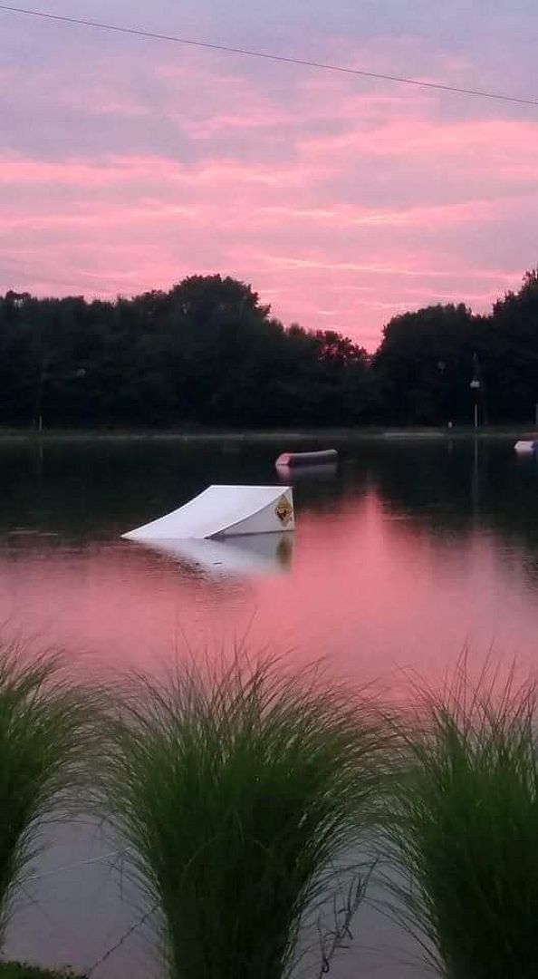 Bild enthält, Nature, Outdoors, Scenery, Pond, Canoeing, Lake, Waterfront, Sailboat, Vegetation, Grass