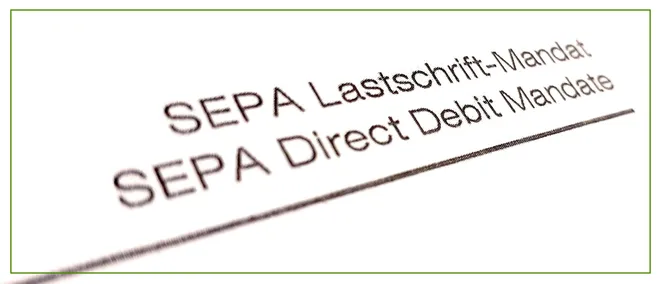Ein handgeschriebenes Dokument mit den Worten SEPA Direct Debit in schwarzer Tinte auf weißem Hintergrund.