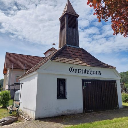 Bild enthält, Outdoors, Shelter, Monastery, Spire, Tree, Bench, Clock Tower, Nature, Hut, Bell Tower