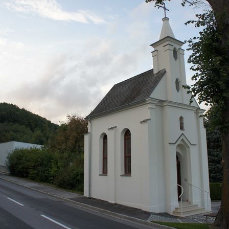 Bild enthält, Road, Spire, Tarmac, Tree, Arch, Clock Tower, Gothic Arch, Monastery, Freeway, Tree Trunk