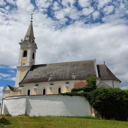 Bild enthält, Building, Spire, Tower, Monastery, Clock Tower, Grass, Housing, House, Roof, Gothic Arch