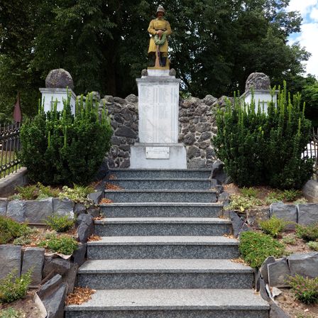 Bild enthält, Slate, Path, Walkway, Staircase, Flagstone, Garden, Outdoors, Person, Plant, Graveyard