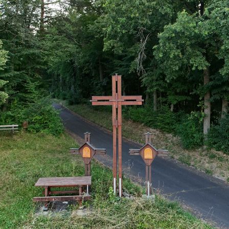 Bild enthält, Cross, Symbol, Outdoors, Bench, Furniture, Graveyard, Road, Plant, Vegetation