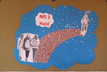 Eine blaue Wolke mit den Worten 'MS 2 Haid' und einer Zeichnung eines Jungen auf einem Pfad. Unter der Wolke gehen drei Personen mit Rucksäcken. Der Hintergrund ist mit Sternen und Herzen verziert.