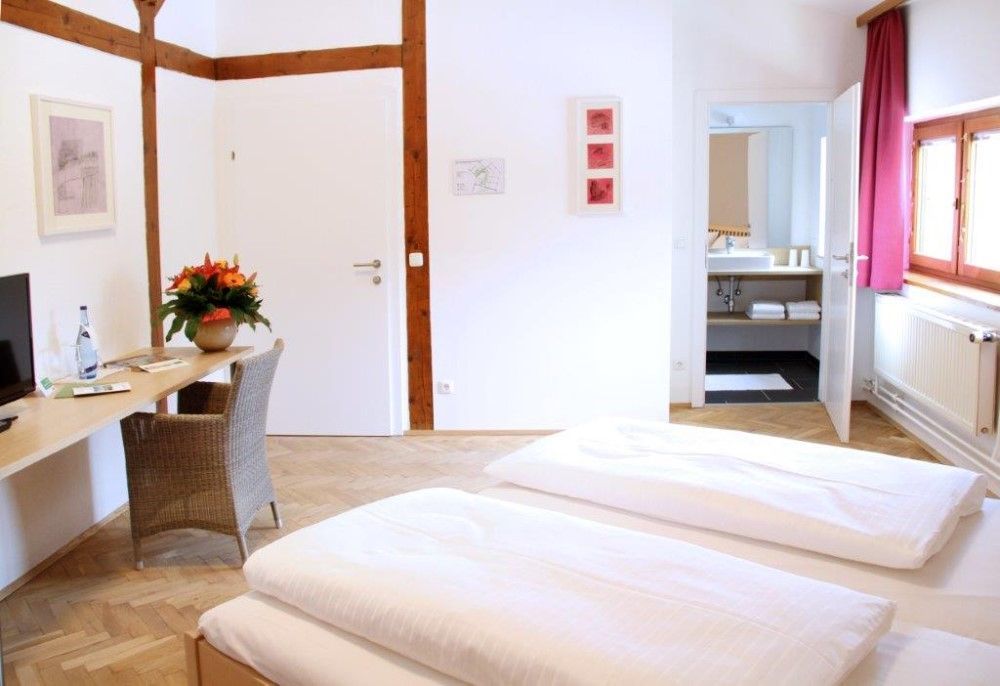 Bild enthält, Flower, Flower Arrangement, Sink, Bed, Furniture, Monitor, Chair, Bedroom, Interior Design, Home Decor