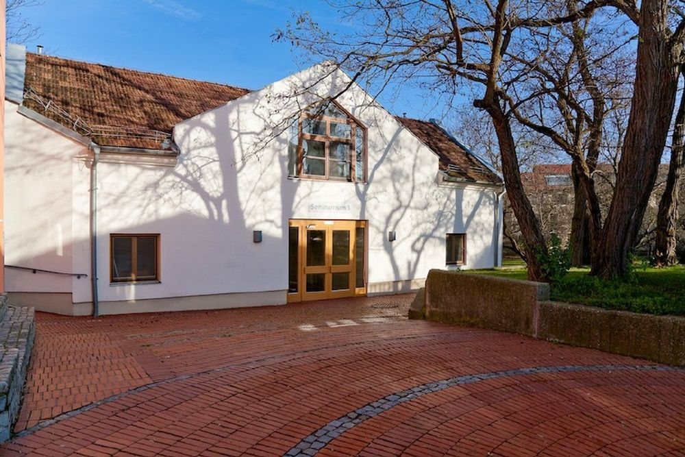 Bild enthält, Architecture, Building, Housing, Floor, Outdoors, House, Driveway, Aerial View, Arch, Gothic Arch