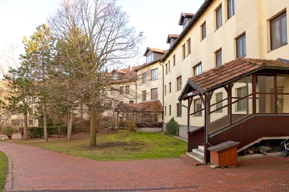 Bild enthält, Architecture, Building, Housing, House, Outdoors, City, Machine, Wheel