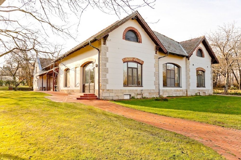 Bild enthält, Architecture, Building, Housing, Grass, Plant, House, Arch, Gothic Arch, Manor, Outdoors