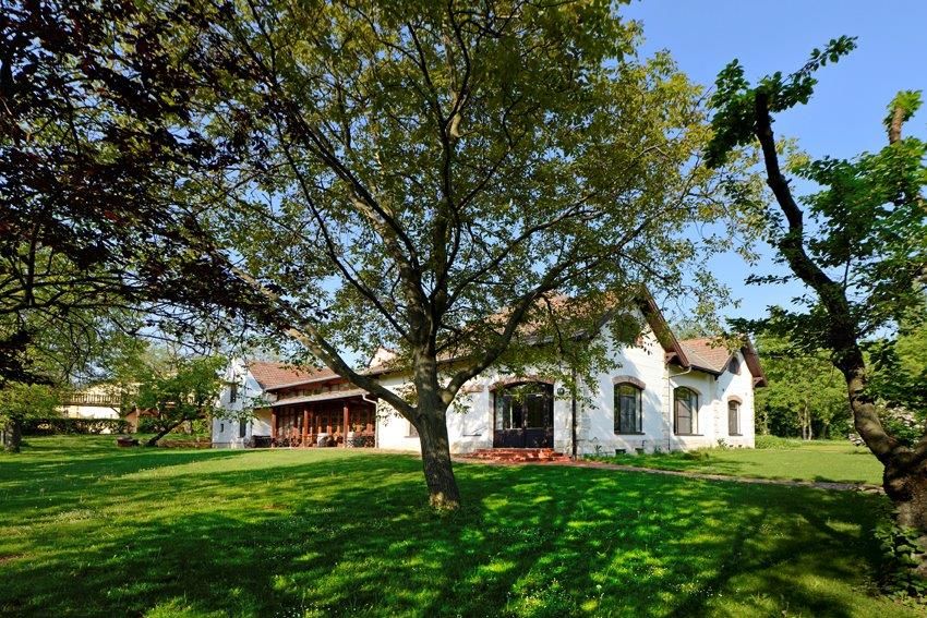 Bild enthält, Grass, Building, House, Housing, Villa, Cottage, Lawn, Outdoors, Scenery, Manor