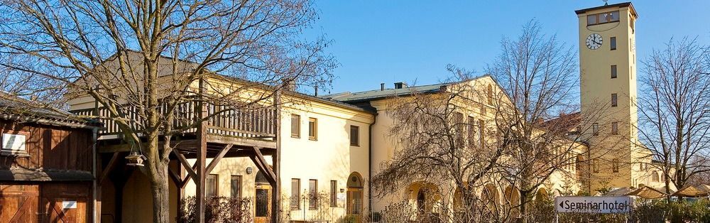Bild enthält, Architecture, Building, Clock Tower, Tower, House, Housing, Villa, Neighborhood, City, Bell Tower