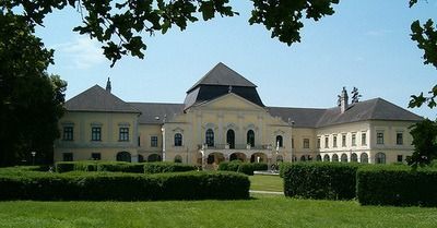 Bild enthält, Architecture, Building, House, Housing, Villa, Grass, Plant, Manor, Lawn