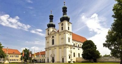 Bild enthält, Architecture, Building, Cathedral, Church, Clock Tower, Tower, Bell Tower, Grass, Plant, City