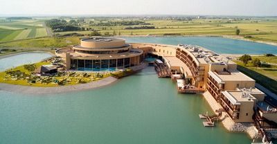 Bild enthält, Water, Waterfront, Architecture, Building, Hotel, Resort, Convention Center, Outdoors, Nature, Lake