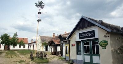 Bild enthält, Architecture, Building, Hotel, Neighborhood, City, Inn, Gas Pump, Machine, Pump