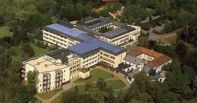 Bild enthält, Architecture, Building, Campus, Outdoors, Neighborhood, Condo, Housing, House, Villa, Aerial View
