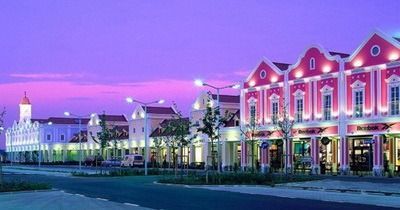 Bild enthält, Shop, Shopping Mall, City, Street, Urban, Neighborhood, Building, Hotel, Boardwalk, Convention Center