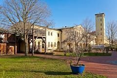 Bild enthält, House, Housing, Villa, Grass, Neighborhood, City, Potted Plant, Yard, Hacienda, Backyard