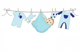 Eine Illustration eines Babys in einer blauen Wickel, die an einer Wäscheleine hängt mit Babykleidung und einem Spielzeug.