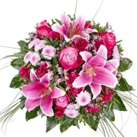 Ein Strauß aus rosa Blumen, einschließlich Rosen, Lilien und Nelken, mit grünen Blättern auf weißem Hintergrund.