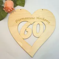 Ein holzernes Herzstück mit der Nummer 60 und den Worten Diamantene Hochzeit graviert.