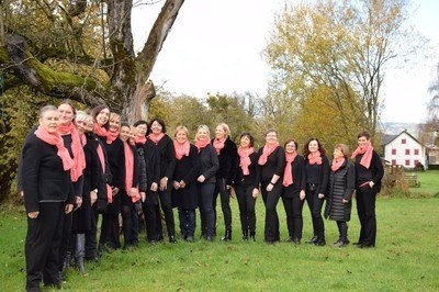 People, Person, Formal Wear, Suit, Grass, Adult, Female, Woman, Vegetation, Groupshot