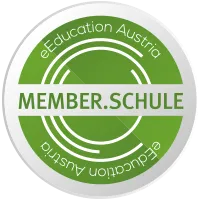 Ein kreisförmiges Logo mit einem grünen und weißen Design, das den Text 'eEducation Austria' und 'MEMBER.SCHULE' auf schwarzem Hintergrund zeigt.