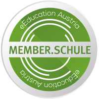 Ein kreisförmiges Logo mit einem grünen und weißen Design, das den Text 'eEducation Austria' und 'MEMBER.SCHULE' auf schwarzem Hintergrund zeigt.