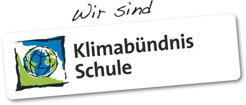 Ein weißer Aufkleber mit dem Text 'Wir sind Klimabündnis Schule' und einer Illustration einer Erde auf grünem Hintergrund.
