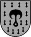 Ein Schild mit grauem Hintergrund und einem schwarzen Design eines Pilzes mit Stiel, umgeben von Schachfiguren in Schwarz und Weiß.
