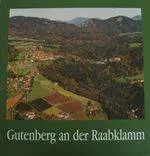Luftaufnahme einer ländlichen Landschaft mit grünen Feldern, dichten Wäldern und einem Dorf, das im Tal unten eingebettet ist. Das Bild trägt den Titel 'Gutenberg an der Raabklamm'.
